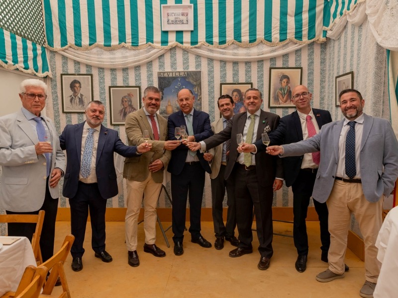 Brindis con Manzanilla Solear de Bodegas Barbadillo en la Feria de Sevilla