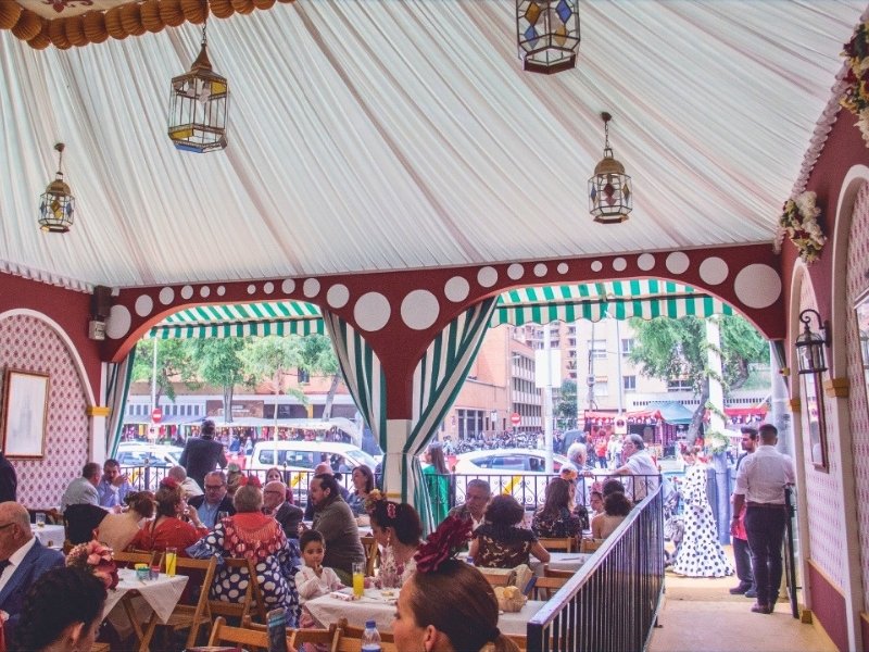 Gastronomía de caseta en la Feria de Sevilla acompañada de Manzanilla