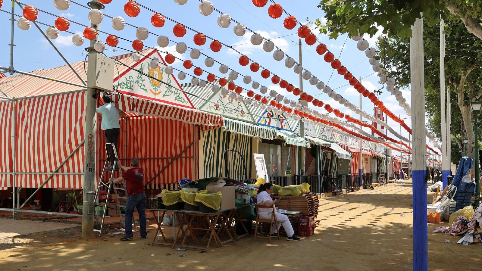 Montaje de las estructuras y tubos de las casetas en el Real de la Feria de Sevilla