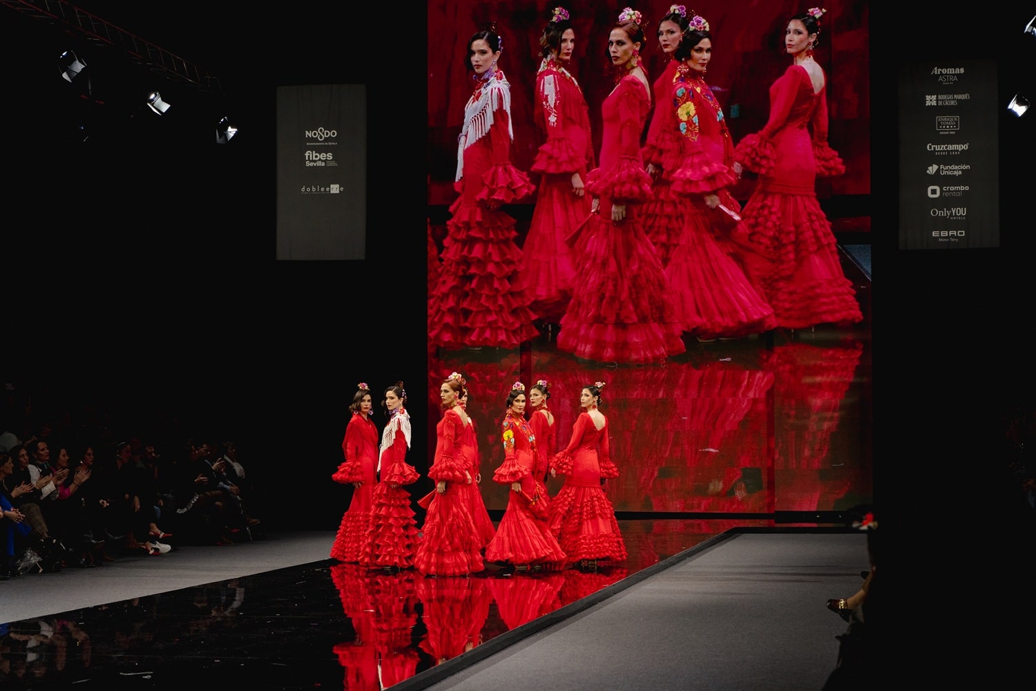 Modelo luciendo traje de flamenca en la pasarela de SIMOF